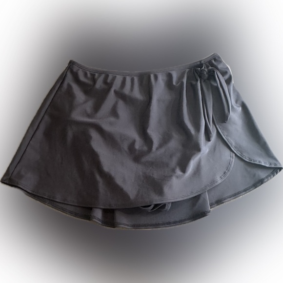 Old Navy High-Waisted Wrap-Front Side-Tie Sarong Swim Skirt - Picture 5 of 8